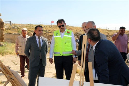 Şanlıurfa Valimiz Sayın Salih AYHAN, Harran Ulu Camii ve Harran Kalesi ören yerini ziyaret etti.